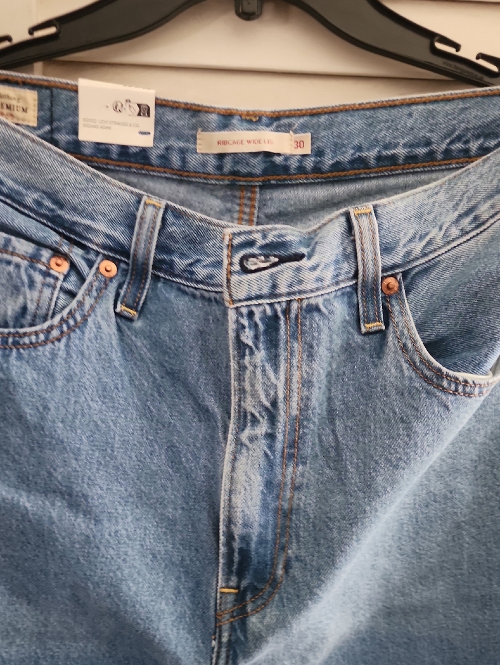 BRAND NEW LEVIS Classic Light Blue RIBCAGE WIDE Leg Jeans IN A SIZE 30 - Picture 4 of 10